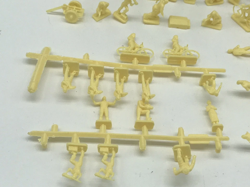 Vintage Airfix H0/00 Scale Model Kit : R.A.F. Personnel 1974 # 01747-5 - Image 2 of 4