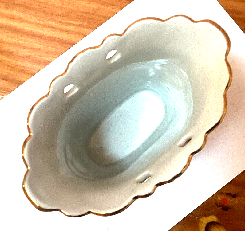 HEREND HAND PAINTED "QUEEN VICTORIA" PORCELAIN OVAL VASE/URN eBay