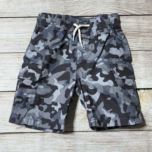 Completo mimetico bambino taglia 5T. Nuovo con etichetta! Pantaloncini cargo mimetici grigi, maglietta arancione bruciato - Foto 5 di 10