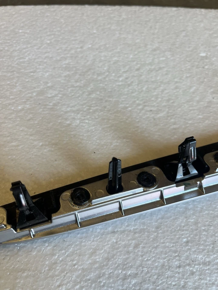 Chrysler 300 2017-2023 delantero derecho pasajero tablero moldeado cubierta moldura OEM Foto 3 de 4