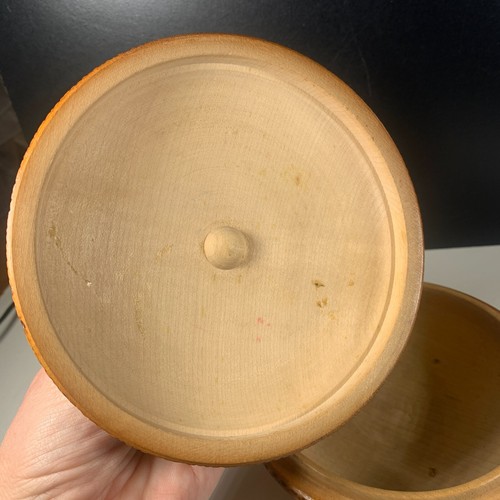 Vintage Carved Turned treen hand painted Round Wooden lid Trinket Box Yugoslavia - Picture 8 of 9
