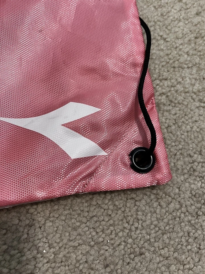 Mochila deportiva de nailon Diadora rosa blanca con cordón B5 Foto 3 de 4