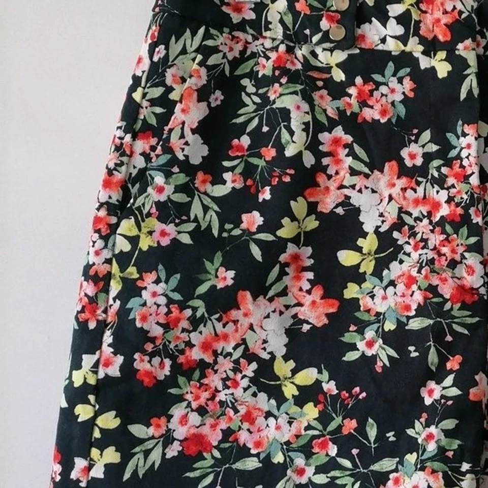 Pantalones cortos florales negros para mujer Zara Basic Collection talla L Foto 3 de 4