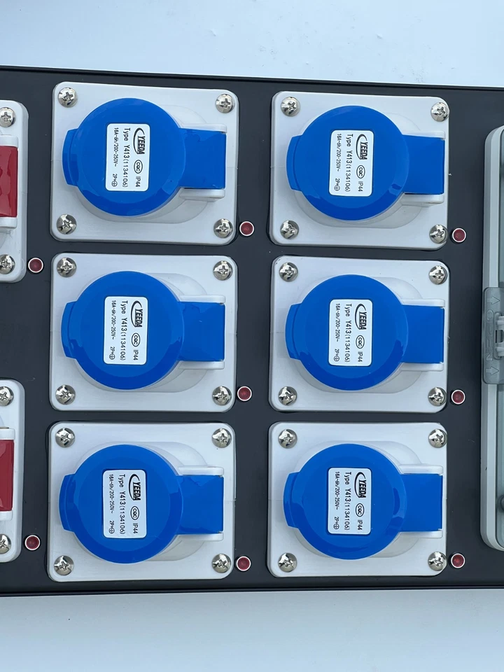 With RCD Main Breaker 63A CEE 5P Input 32A Output Power Distribution Box 6*16A - Image 3 of 4