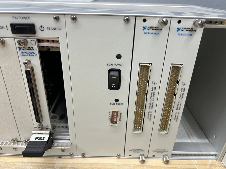 National Instruments PXI-1010/SCXI con NI PXI-8186 y PXI-6509 y SCXI-1128 Foto 4 de 4