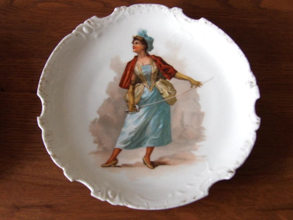 PAIRE D ASSIETTES ANCIENNES 1900 FEMME ESCRIME FLEURET - Photo 2/4