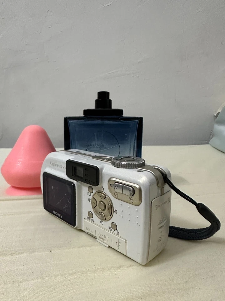 Sony Digital Camera Cybershot DSC-P8 3.2MP White Good Condition - Image 2 of 4