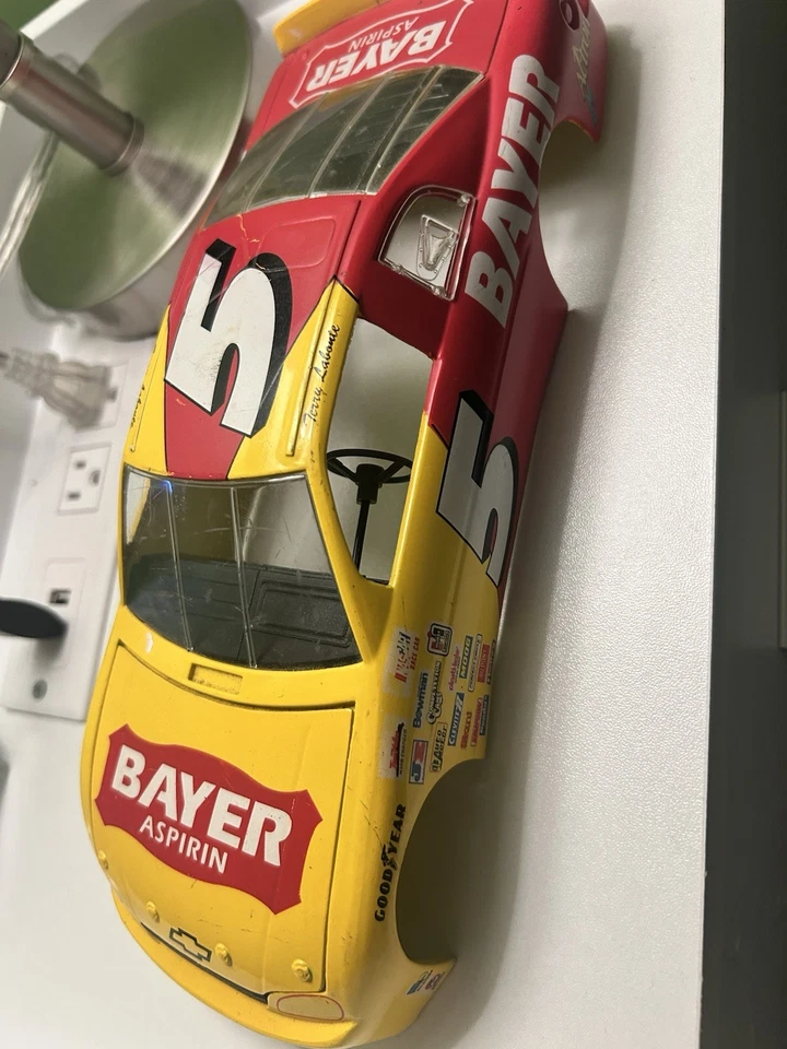 RACING CHAMPIONS 1996 TERRY LABONTE #5 BAYER ASPIRIN CHEVROLET NASCAR 1:18 Shell - Image 3 of 4