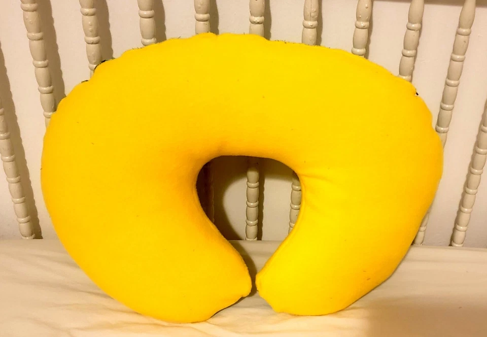 Funda de almohada de enfermera hecha con John Deere y vellón amarillo (almohada no incluida) Foto 3 de 3