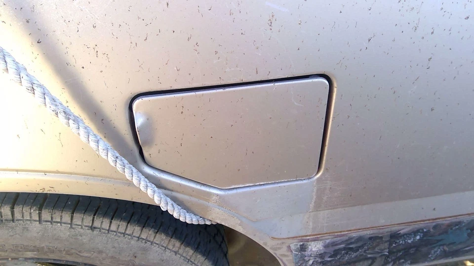 Isuzu Pup Pickup 1986 puerta del tanque de combustible con bisagra tapa de gasolina fabricante original relleno rojo Foto 4 de 4