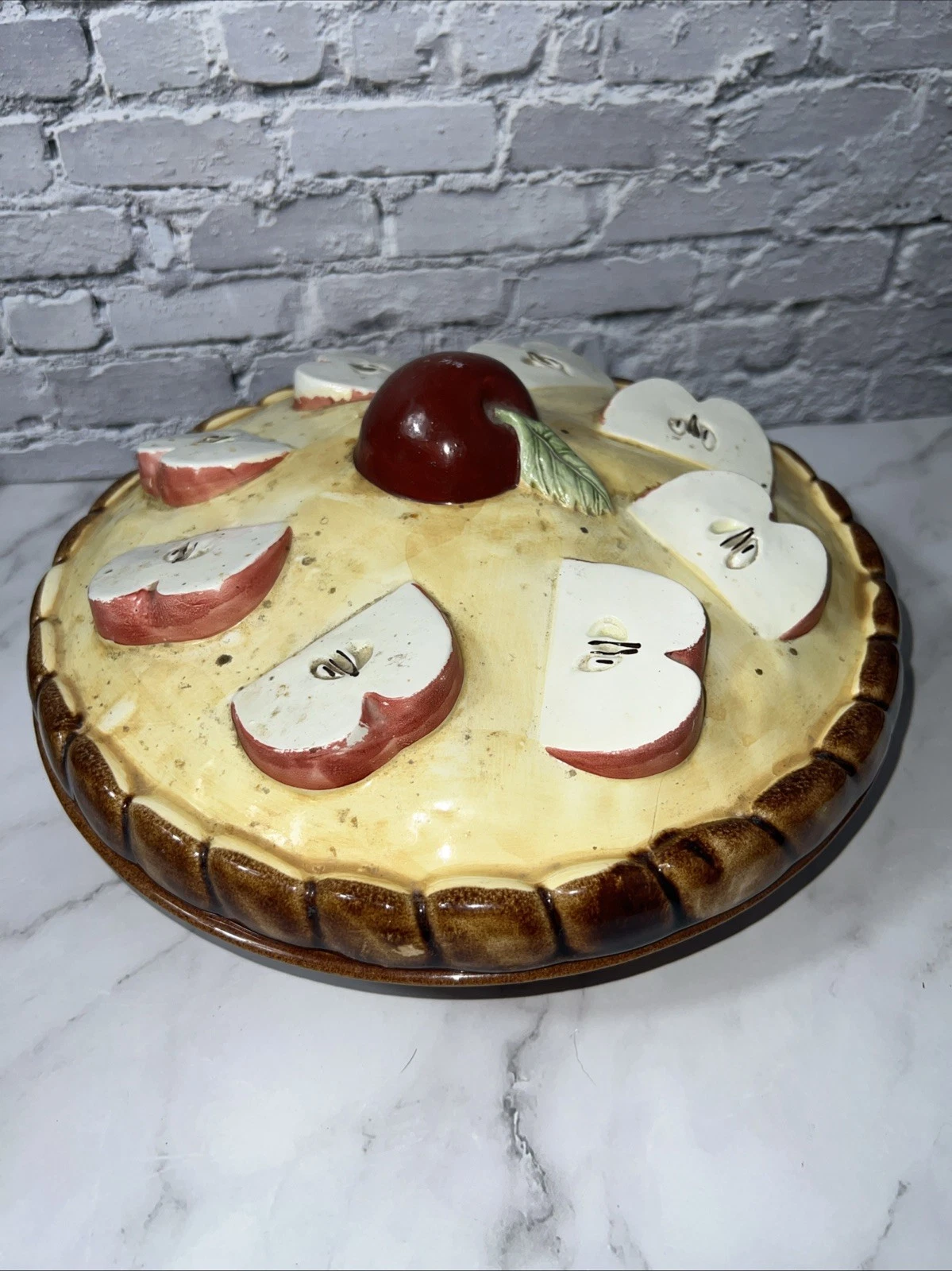 Vintage Ceramic Covered Apple Pie Plate Dish Keeper with Lid 1980's ✅ 10in