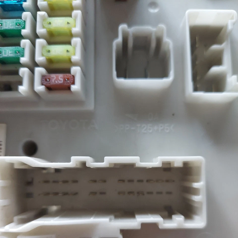 2007 TOYOTA LAND CRUISER FUSE BOX 0396 5C17 - Image 2 of 4