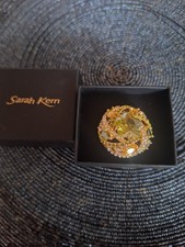 Sarah Kern Damenring Grösse 19 Goldfarben mit Grünem und Weissen Farbsteinen NEU