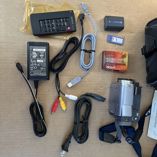 Videocamera Handycam Sony DCR-TRV22 MiniDV con nastro, cavi, memory stick - FUNZIONA! - Foto 2 di 11