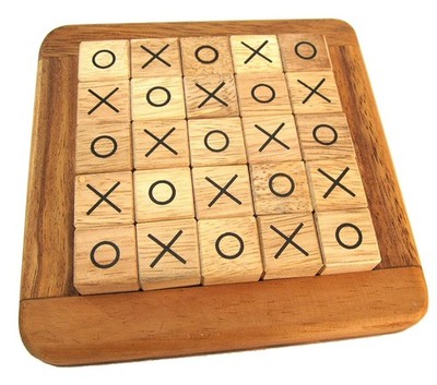 Tic Tac Toe aus Holz   Strategiespiel für 2 Spieler mit X/O-Steinen im Holzrahme