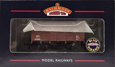 Bachmann 37-752 12 Ton Fruit Van W134330 in BR Bauxite Livery