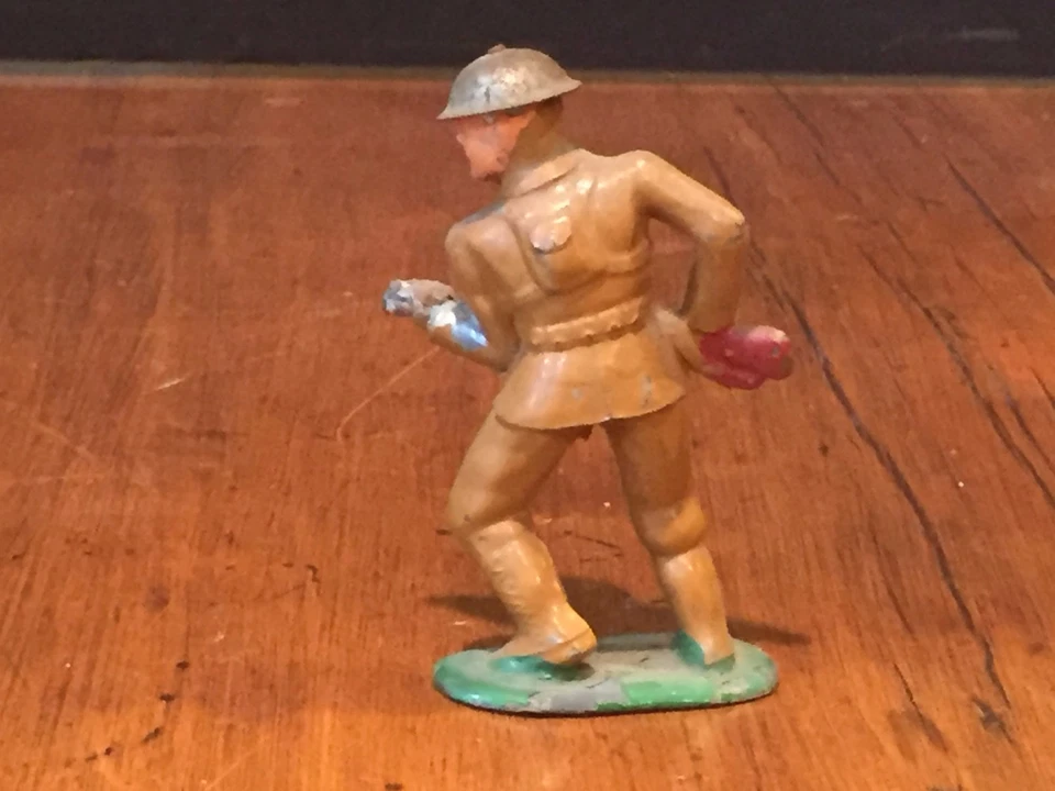 Antiguo Vintage MANOIL Juguete de Plomo Soldado Jabbing con Bayoneta Casco de Lata Foto 3 de 4