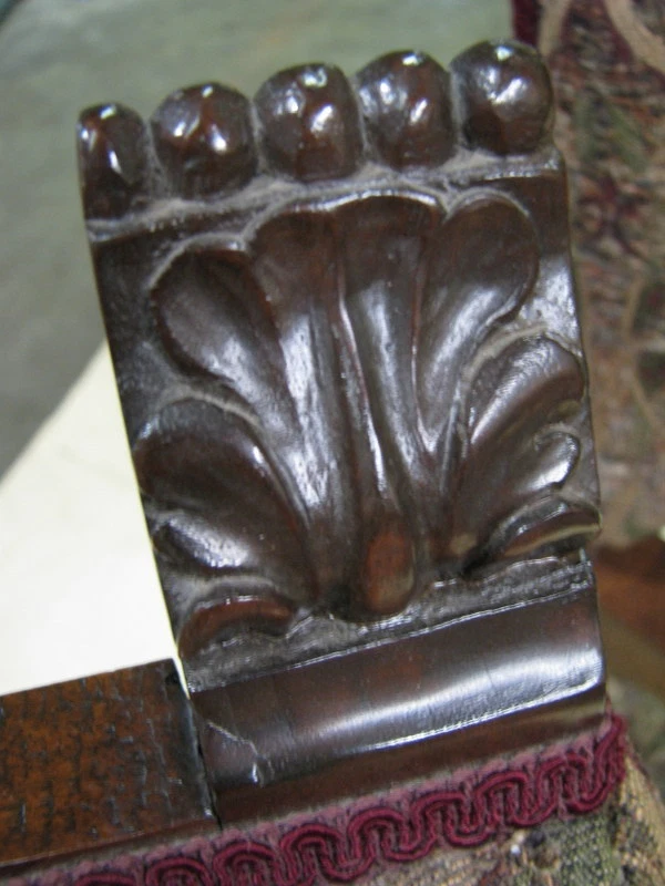 Par de sillones restaurados del trono continental de nogal del siglo XVII con patas de pata Foto 4 de 4