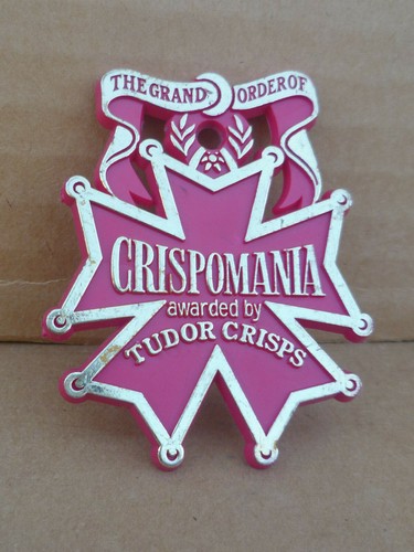 RARE VINTAGE 1970's TUDOR CRISPS CRISPOMANIA PLASTIC BADGE -Very Clean Condition