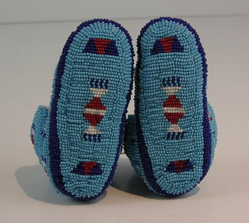 ORIGINAL ca1900 NATIVE AMERICAN SIOUX INDIAN FULLY BEADED HIDE CHILDS MOCCASINS - Picture 2 of 3