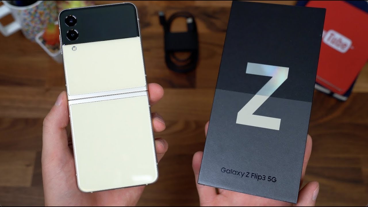 NEW Samsung Galaxy Z Flip 3 5G, 256GB, (Unlocked) with Box, Cream