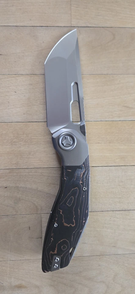 Navaja de Bolsillo Ketuo Yakuza 3.38" M390 Hoja de Acero Titanio/Lámina de Cobre/Mango CF Foto 3 de 4