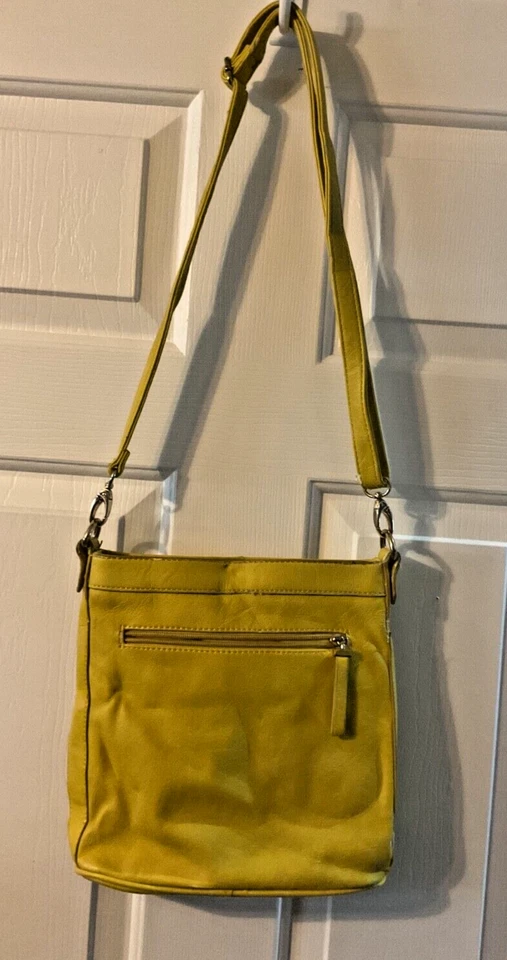 KATE LANDRY Dorado Amarillo Imitación Cuero Ajustable Cartera Flecos Borlas Cremallera Foto 3 de 4