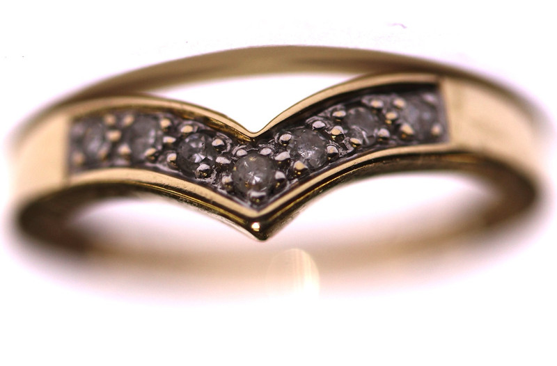 10k Yellow gold natural .03ct diamond V Shape chevron band ring 1.4g pinky baby