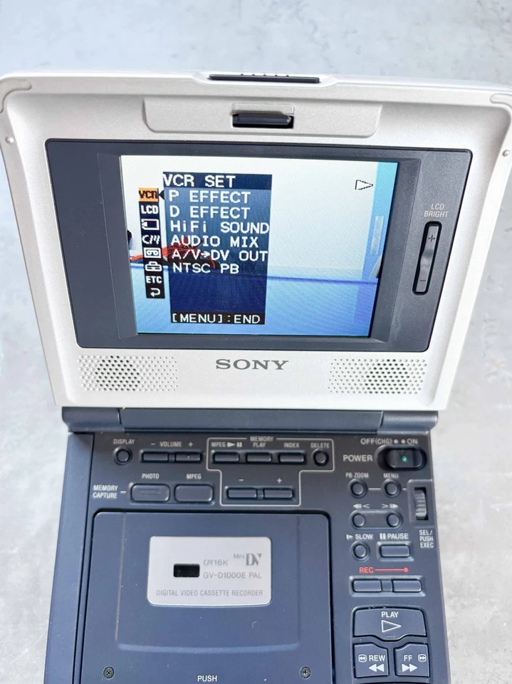 Sony GV-D1000E PAL Portable Digital MiniDV Tape Recorder Player Deck & Zubehör - Bild 4 von 4
