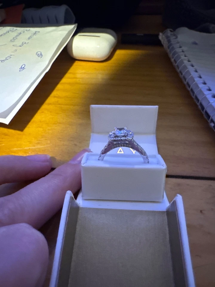 Anillo de compromiso de diamantes talla princesa natural de oro blanco de 14 k Neil Lane en caja Foto 4 de 4