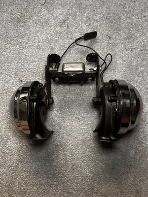 Paar funktionierende Vintage Clear Hooters 2733 Hupen komplett mit Relaishalterung Auto
