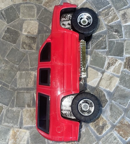 Chevrolet 2012 Chevy Suburban Toy Truck Plastic Red - 第 5/10 張圖片