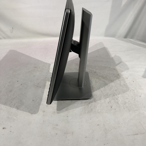 Dell P1914Sf 19" Monitor 1280x1024 DisplayPort WITH VGA & STAND. - Picture 3 of 10