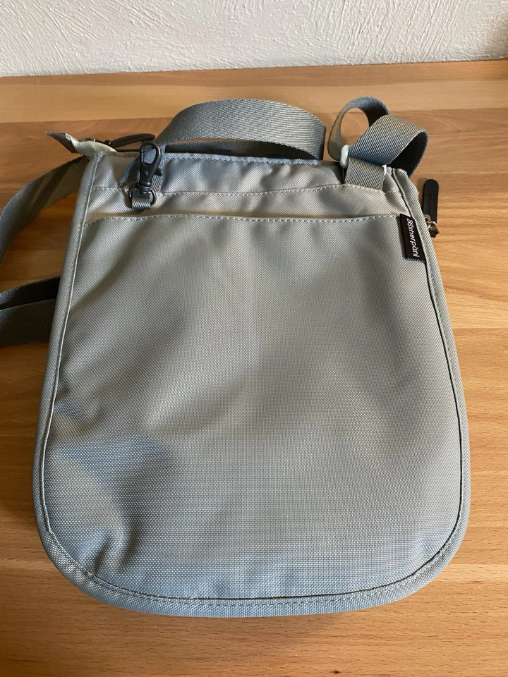 Tiracolo verde antirroubo Sherpani Lima - Imagem 2 de 4