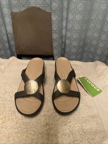 NEW Crocs Sanrah Hammered Circle Wedge Sandal Dual Comfort Brown Gold Size 8 - Picture 1 of 6