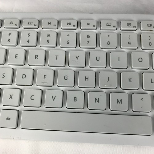 Microsoft Bluetooth Keyboard (White, Model 1898) - For Parts - Picture 8 of 10