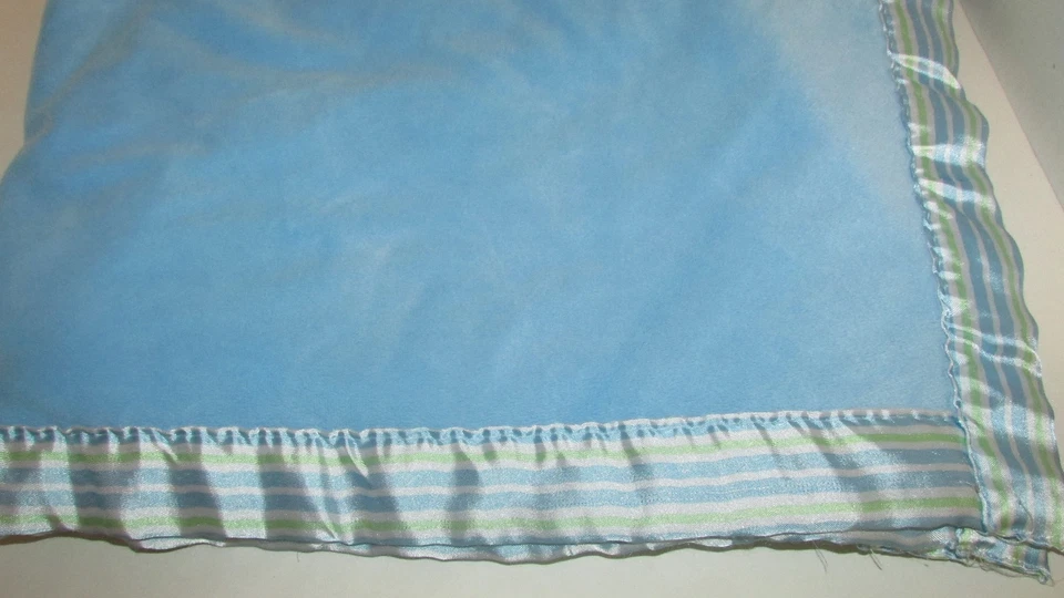 Manta Bebé Mantas & Beyond Peluche Grueso Azul Verde Blanco Rayas Borde Satinado Foto 3 de 4