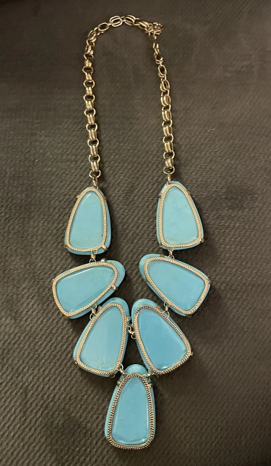 Collar Kendra Scott Harlow azul claro llamativo en magnesita dorada y turquesa Foto 2 de 4