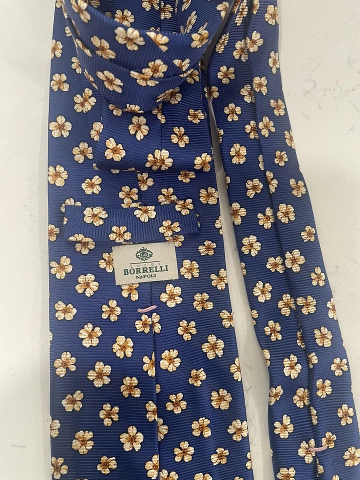 Corbata Luigi Borrelli en azul con flores blancas Foto 4 de 4