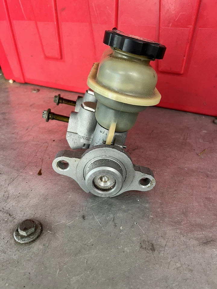 Saturn SL2 1991-1999 1,9 L OEM cilindro maestro de freno con pernos (con ABS) 96 97 98 Foto 3 de 4