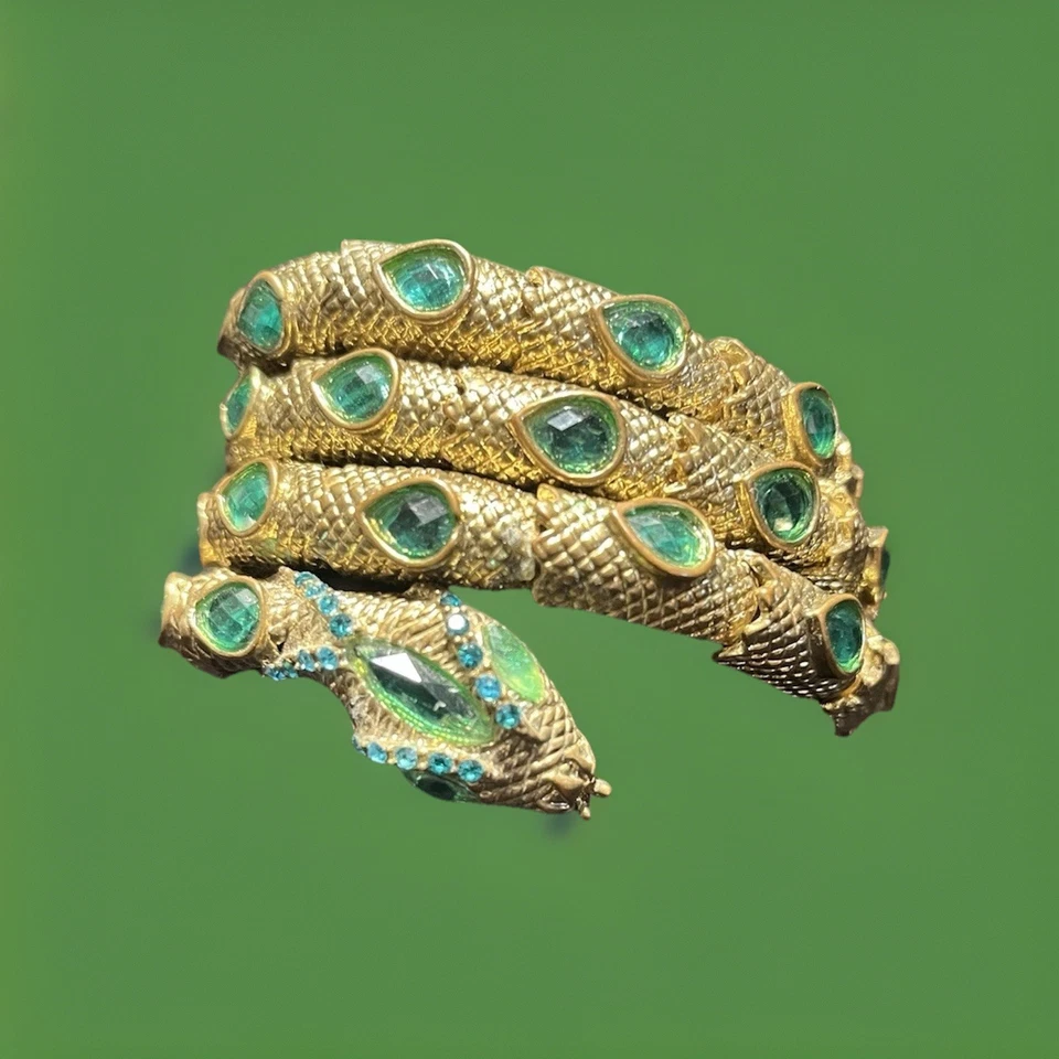 Pulseira envoltório cobra tom dourado com vidro verde/pedras cabochun aquáticas - Imagem 2 de 4