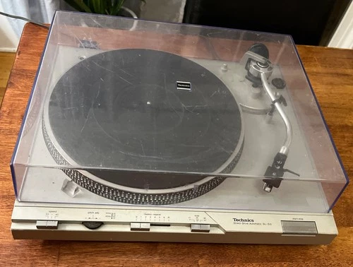 Technics SL-D3 Turntable Clean, Powers on - FOR PARTS / REPAIR