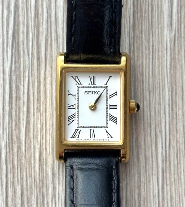 SEIKO Selection Reloj Damas Oro Tanque Cuadrado Cuarzo 4N30-00H0 Con Caja