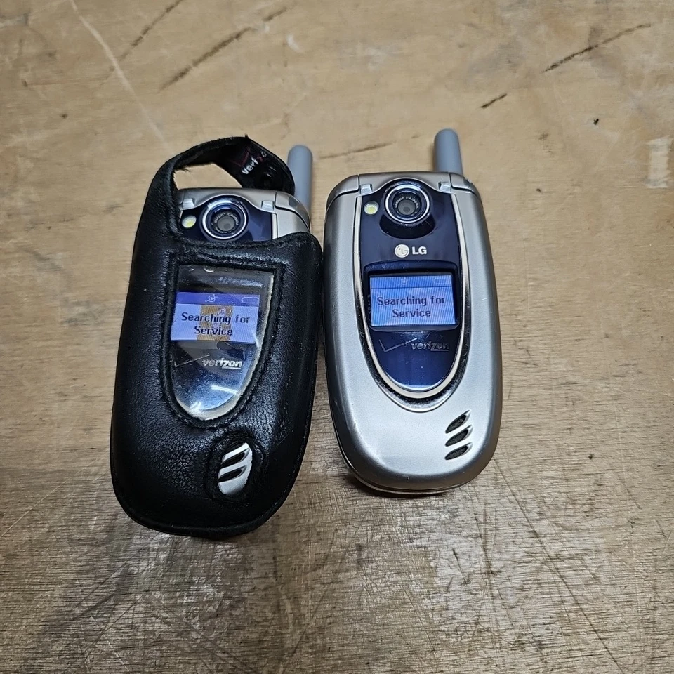 2 Verizon Wireless LG VX5400  & 5200 Flip Phones Both Power On W/Chargers  - Image 4 of 4