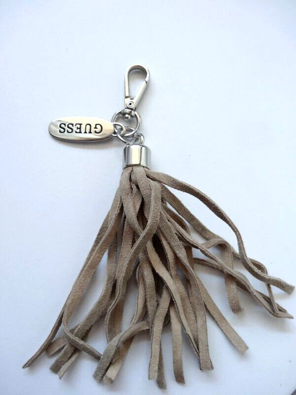 Porte-clé pompon poilu et breloque coeur blanc personnalisable - Les Porte-clé pompon poilu et breloque coeur blanc personnalisable - Les