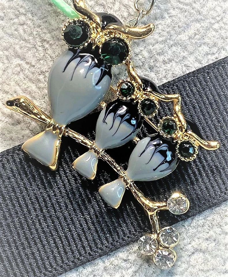 BETSEY JOHNSON OWL FAMILY ON LIMB GREY/BLACK ENAMEL  PIN/PENDANT  WITH FREE CORD - Image 4 of 4