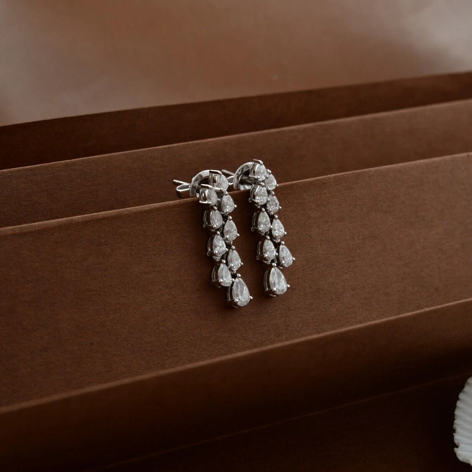 Pendientes colgantes con araña de diamantes cultivados en laboratorio de pera de oro blanco de 14 k para promesa Foto 3 de 4