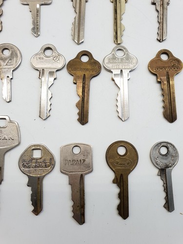 Collection of 40 Vintage Metal Keys - Bild 4 von 10