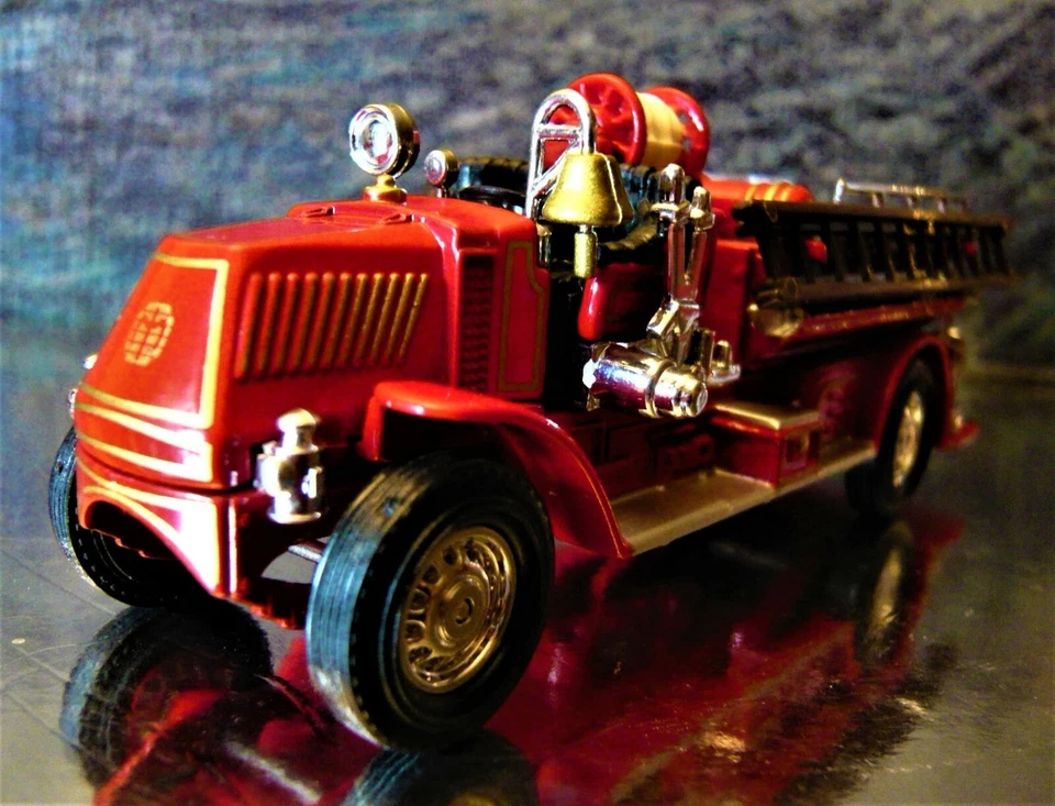 1920 MACK AC FIRE ENGINE YFE01 limited 1993 Matchbox series. - Image 2 of 4