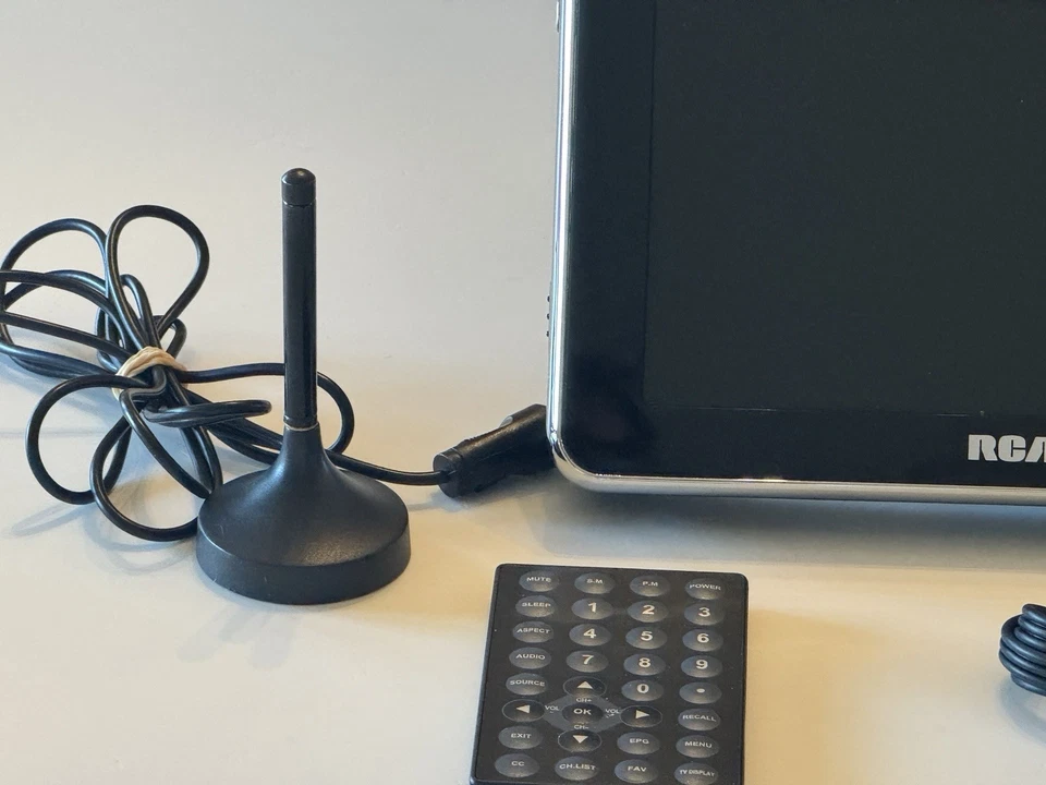 RCA 7" Portable LCD TV, Model DPTM70R, Accessories & Bag VERY CLEAN no scratches - Image 3 of 4